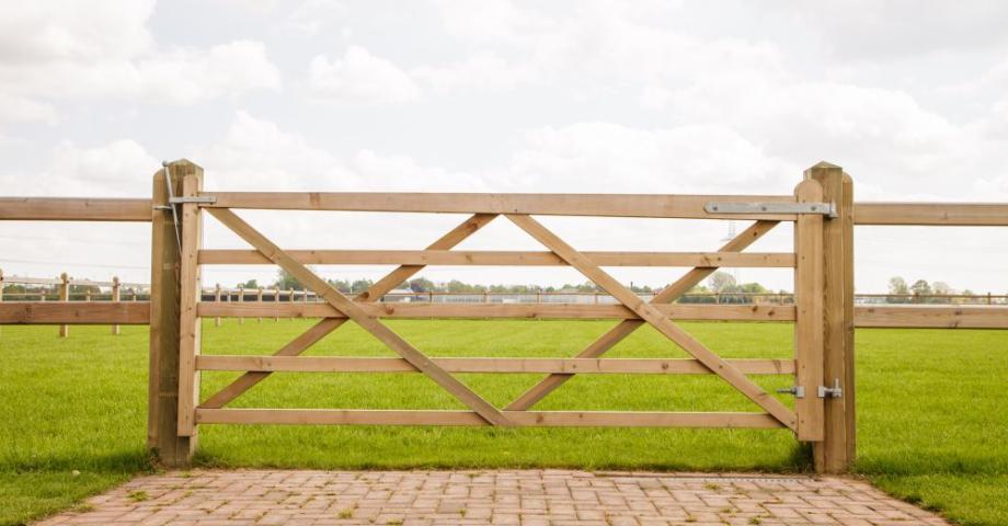 Houten poorten voor (paarden)weides | Ontdek ons Dublin model van vurenhout | Een visuele meerwaarde voor je eigendom.